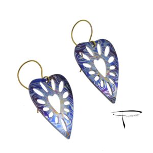 Orecchini in damasco di titanio Cuori con cornice traforata