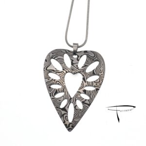 Pendente in damasco di acciaio inossidabile Cuore con cornice traforata