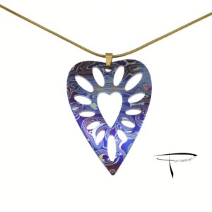 Pendente in damasco di titanio cuore con cornice traforata