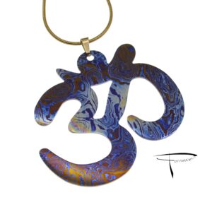Pendente in damasco di titanio Simbolo "OM"